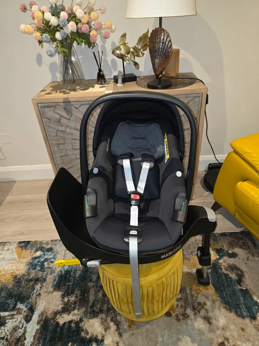 Uppababy vista with rotating car seat isofix base - Image 3