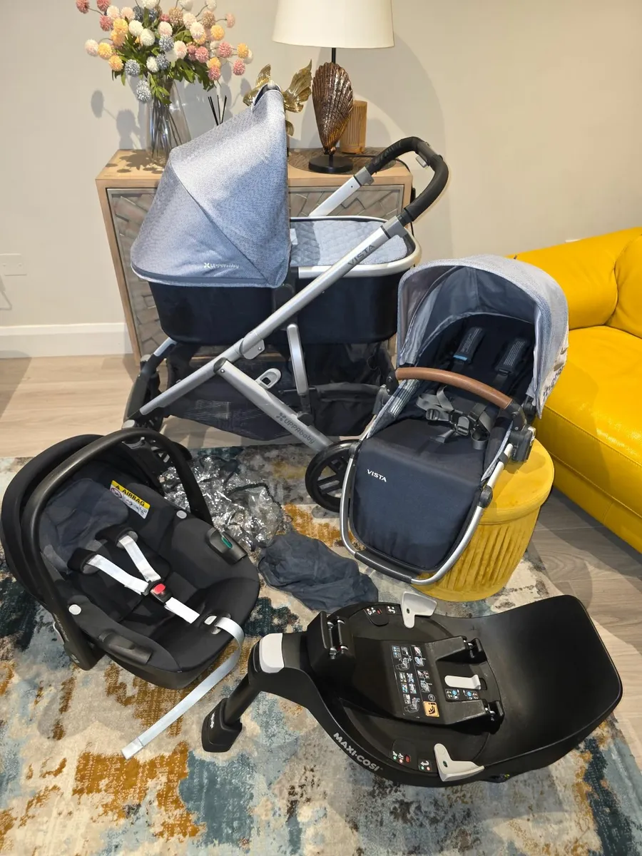 Uppababy vista with rotating car seat isofix base - Image 1