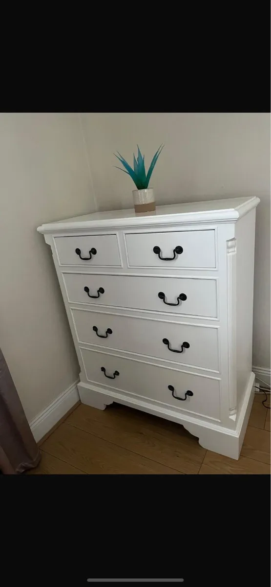 Chest of drawers abd bedside lockers - Image 1