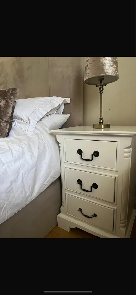 Chest of drawers abd bedside lockers - Image 2