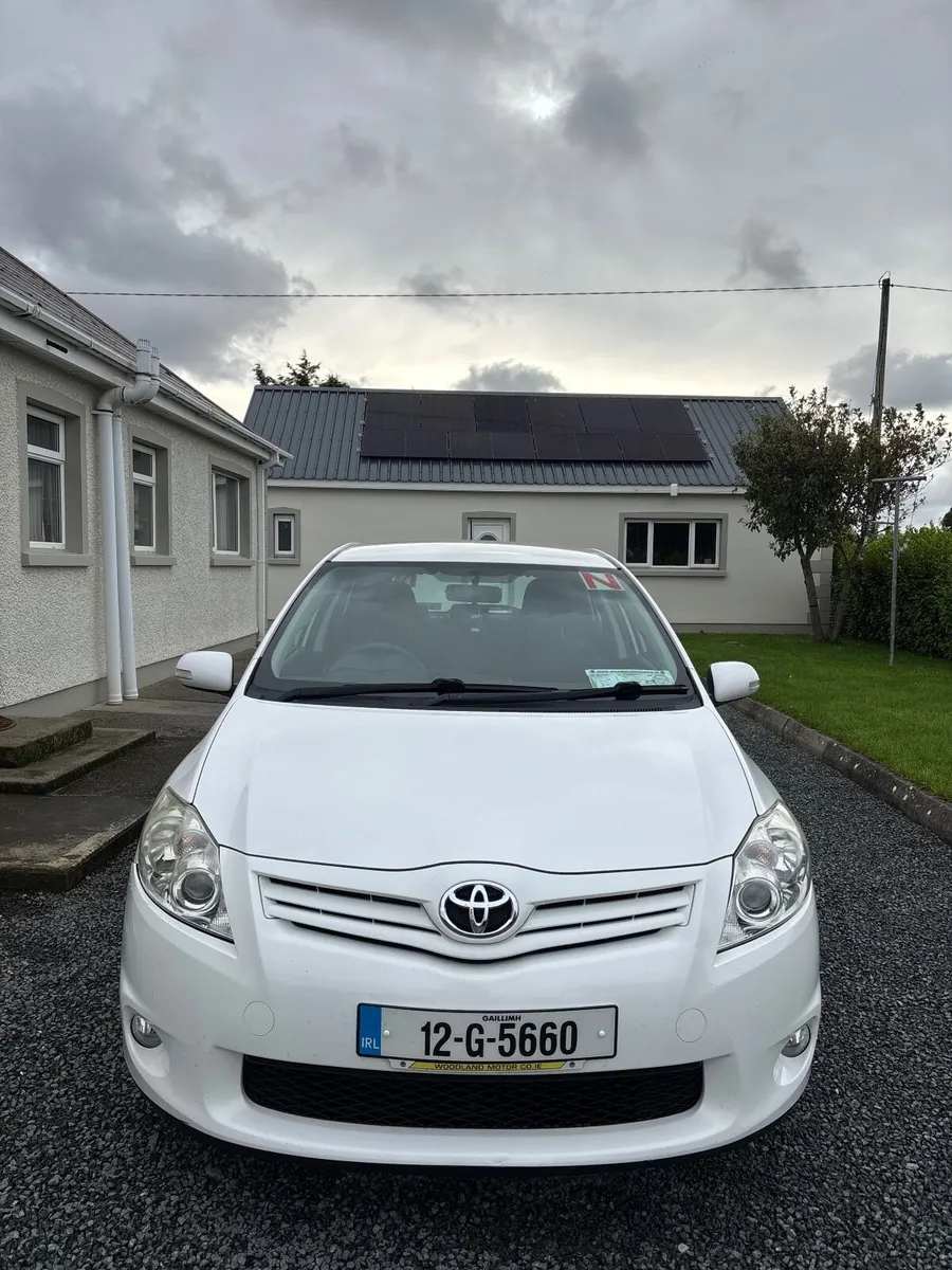Toyota Auris 2012 - Image 2