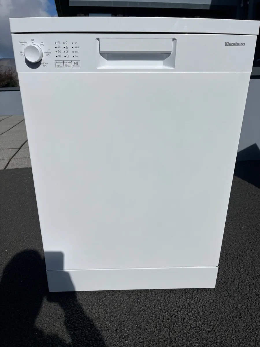 Blomberg freestanding dishwasher - Image 1