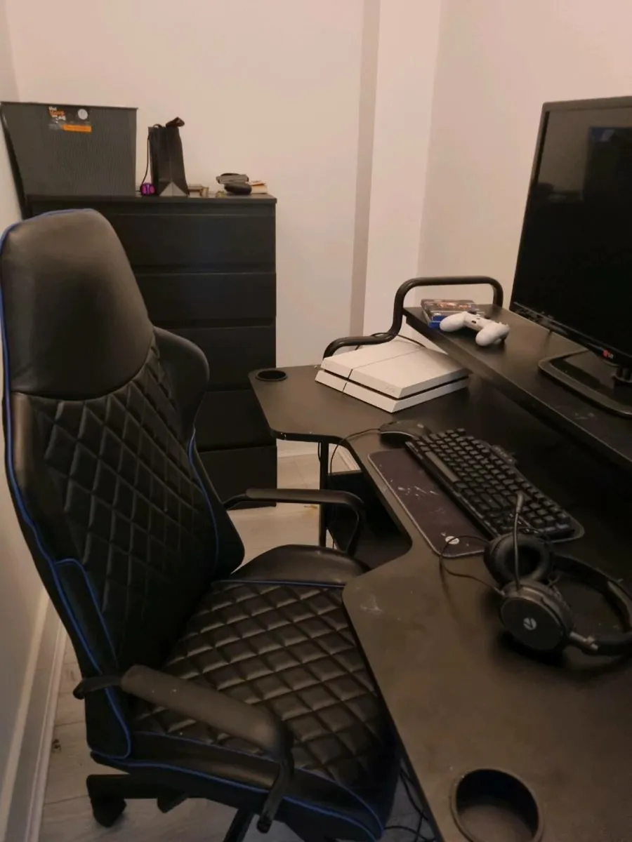 PS4 plus Gaming chair & table - Image 2
