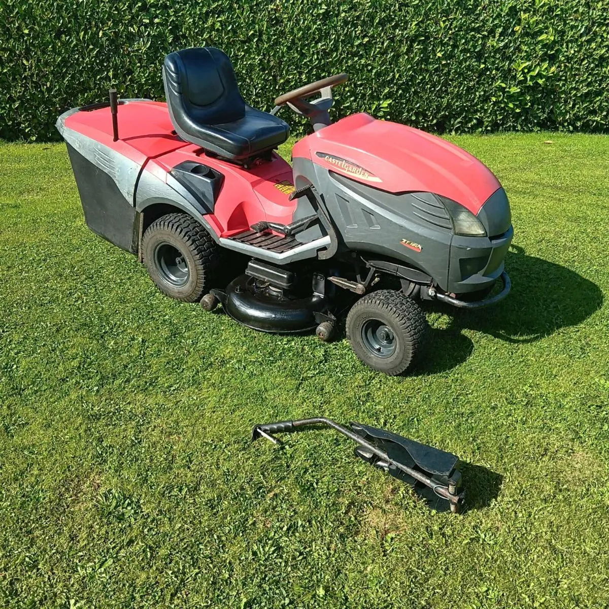 Castlegarden hydrostatic 17.5hp Briggs engine - Image 1