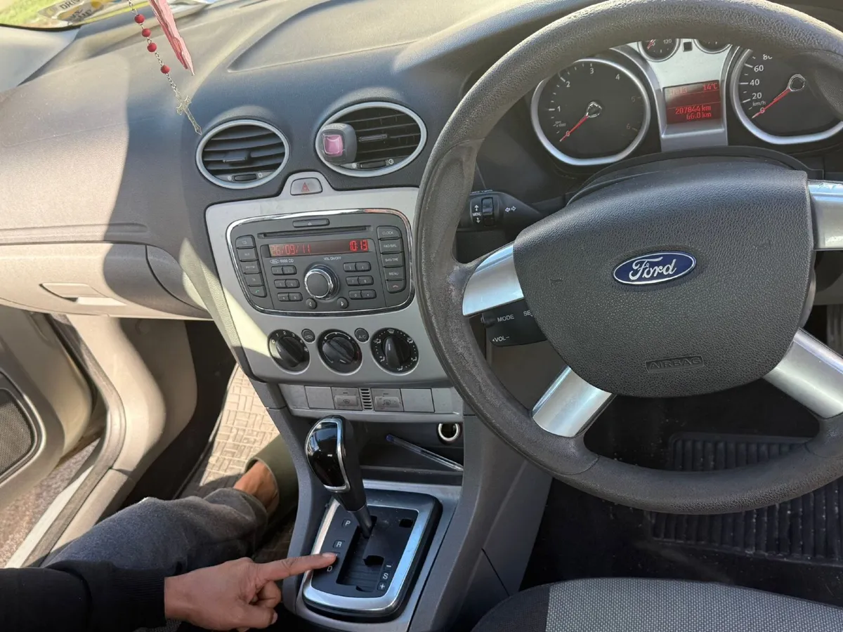 Ford Focus 2010 automatic - Image 4