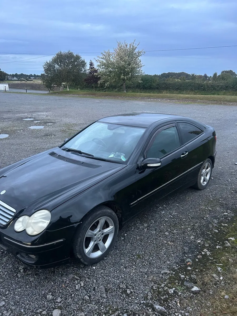 Mercedes-Benz C-Class 2005 - Image 2