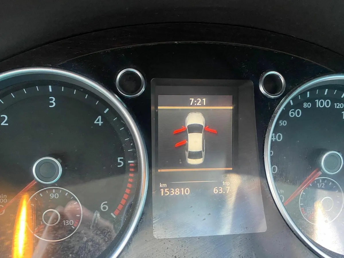 Volkswagen Passat 2011 - Image 2