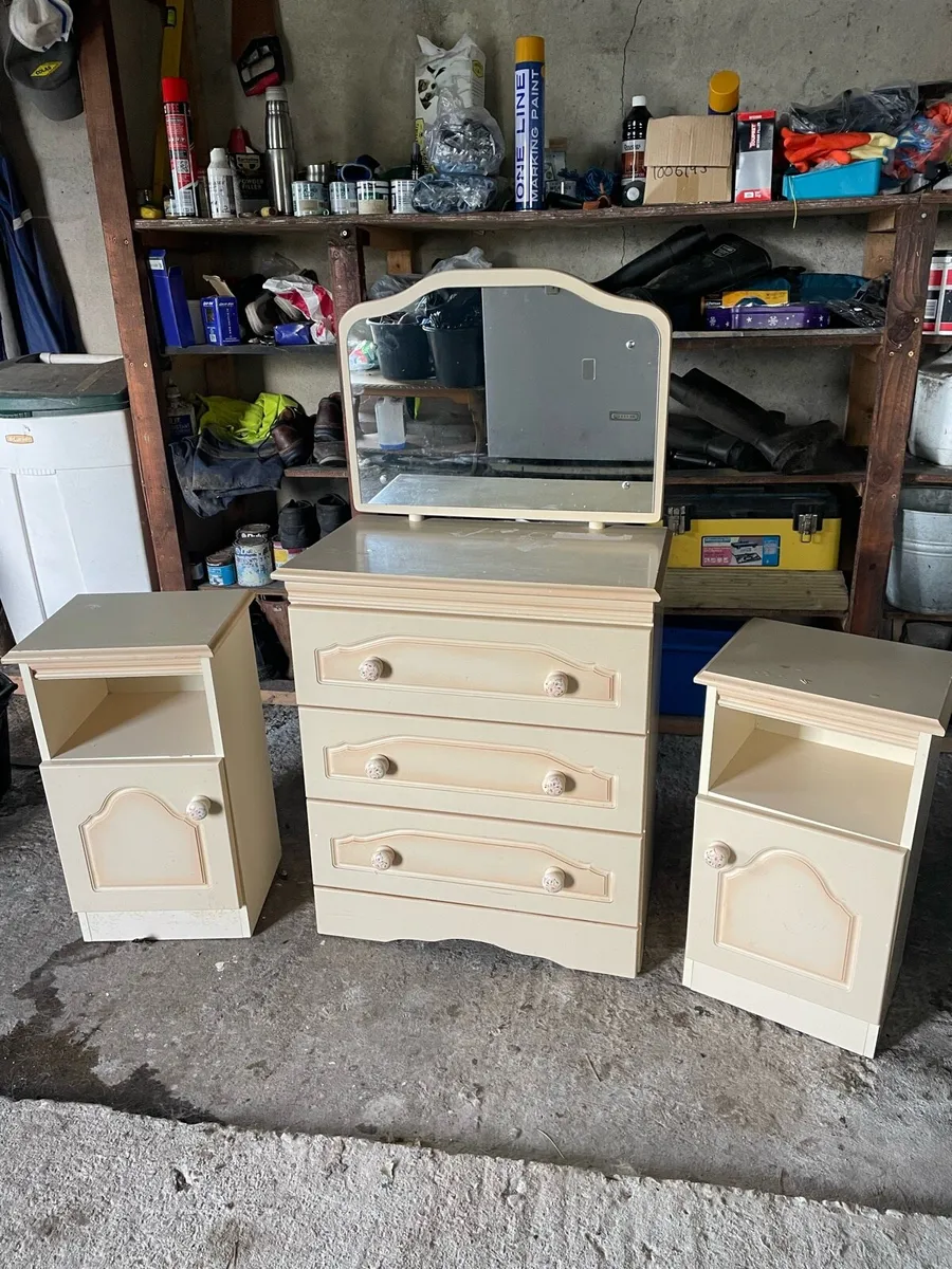 Dresser and 2 Bedside Lockers - Image 1