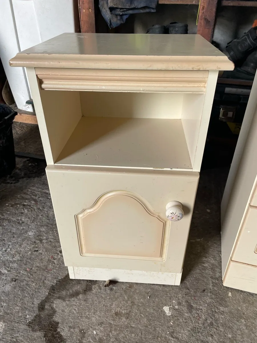Dresser and 2 Bedside Lockers - Image 3