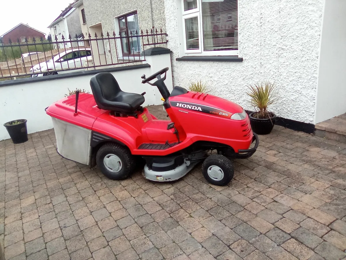 Honda ride on lawnmower - Image 1