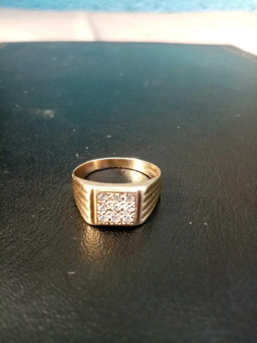 9ct Solid Gold Ring - Image 2
