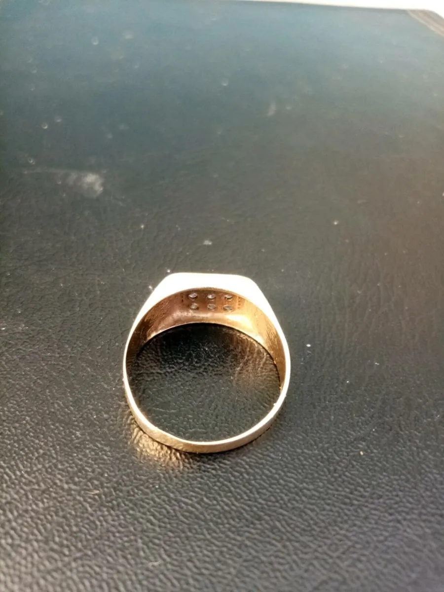 9ct Solid Gold Ring - Image 3