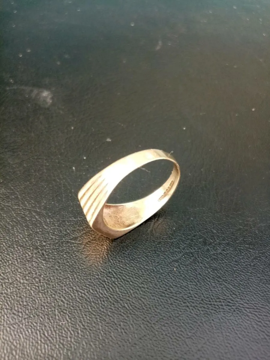 9ct Solid Gold Ring - Image 4
