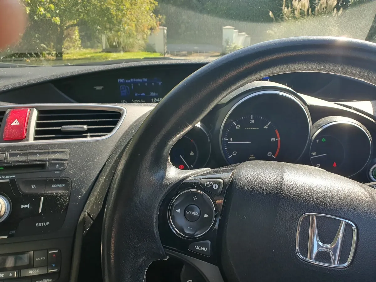 Honda Civic 2015 - Image 2