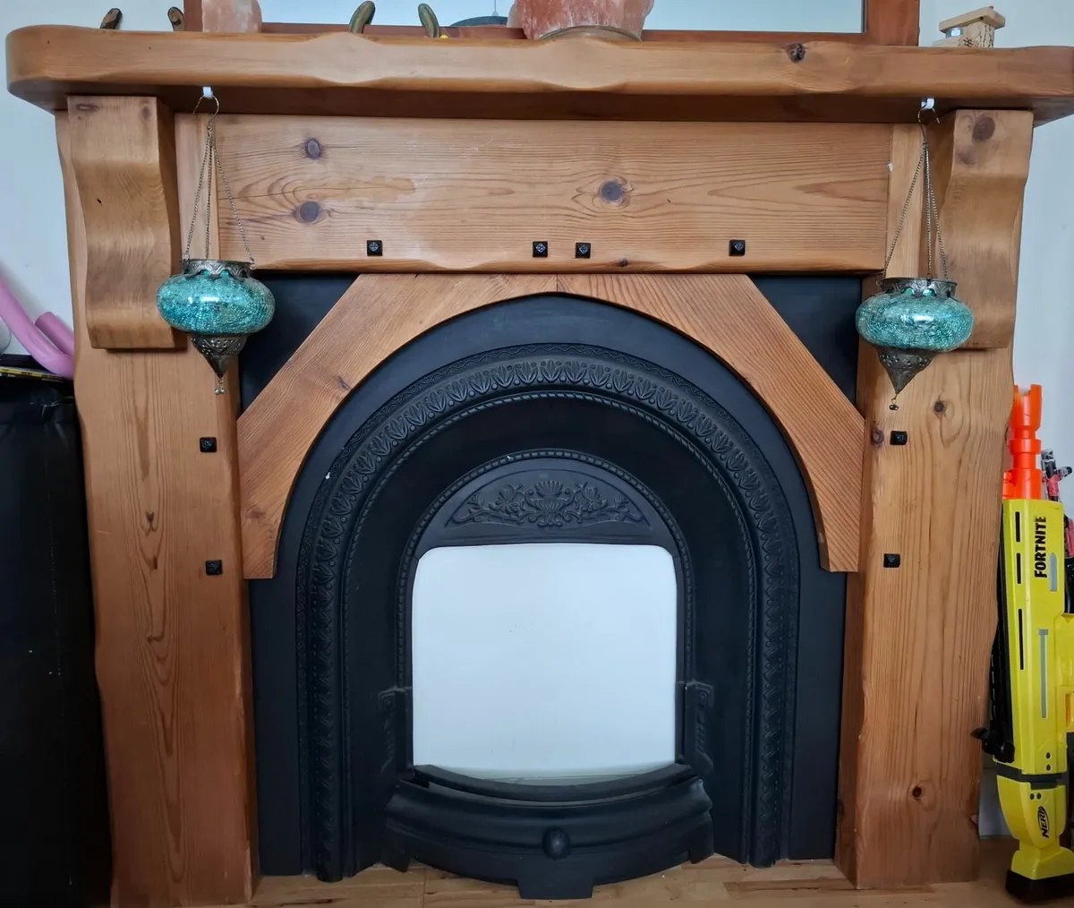 Mantelpiece and metal surround - Image 1