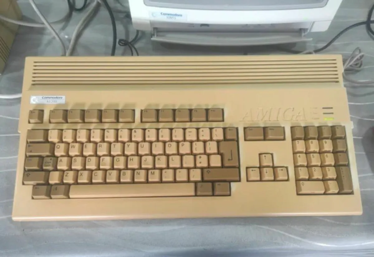Commodore Amiga1200 + 1085S Monitor Full Retro Set - Image 2