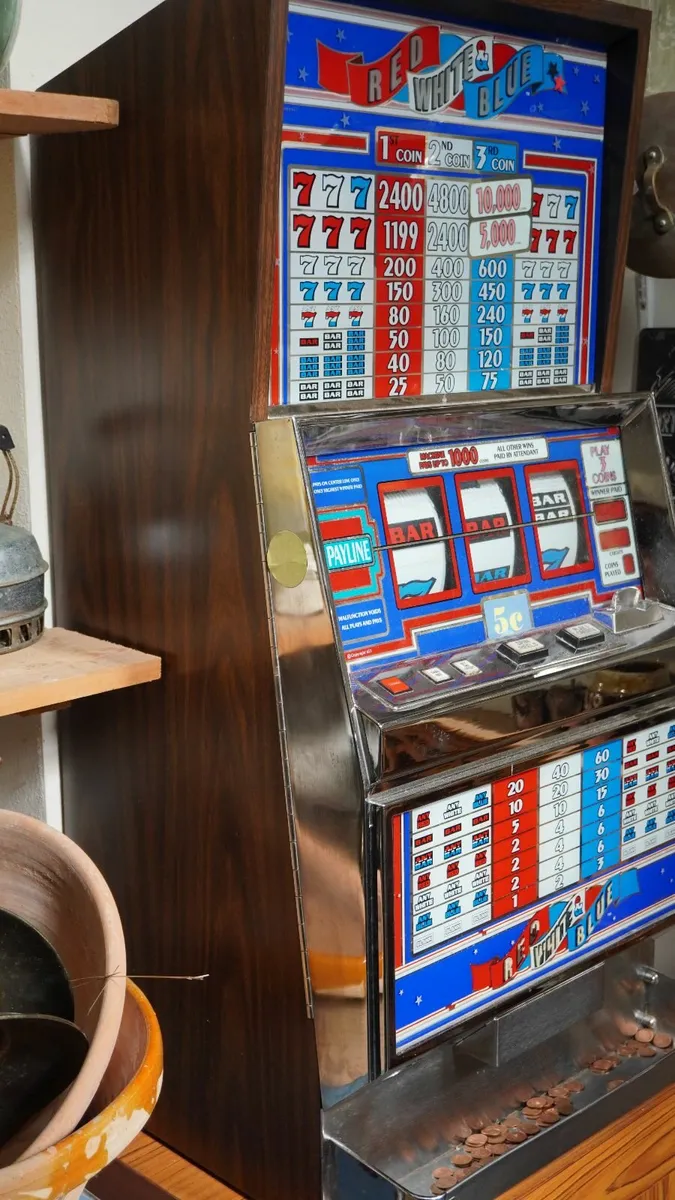 Vintage Slot Machine - Image 3