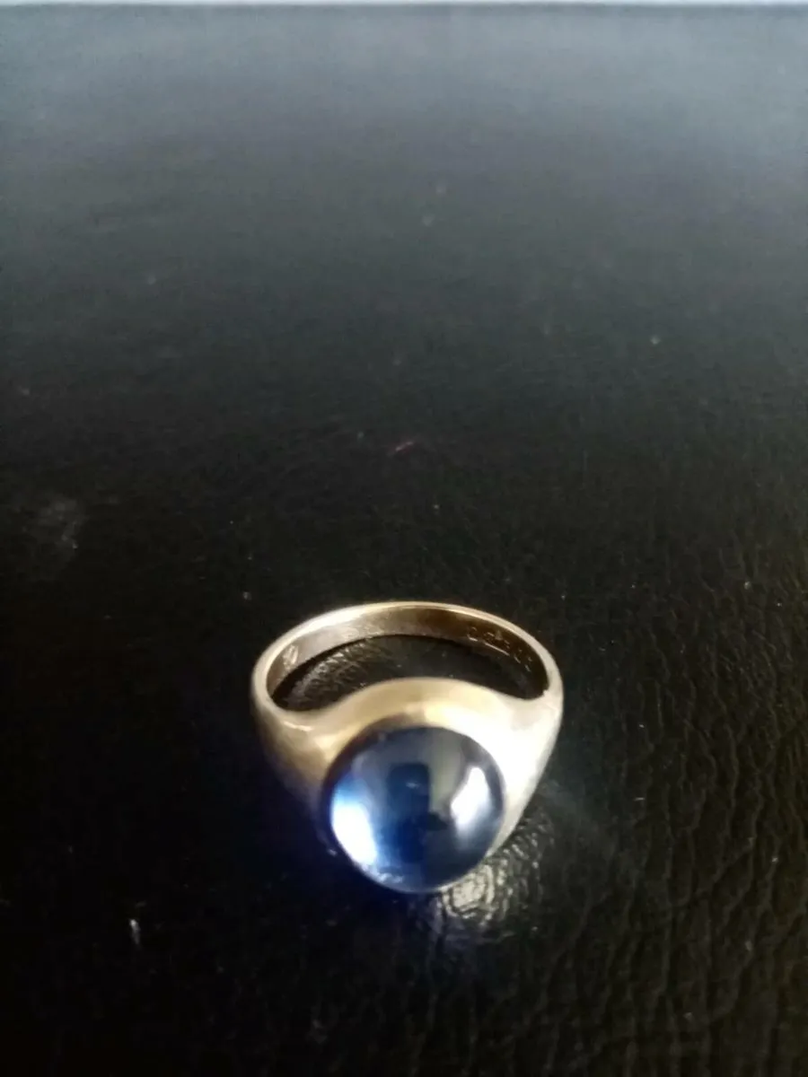 9ct Solid Gold Ring - Image 1