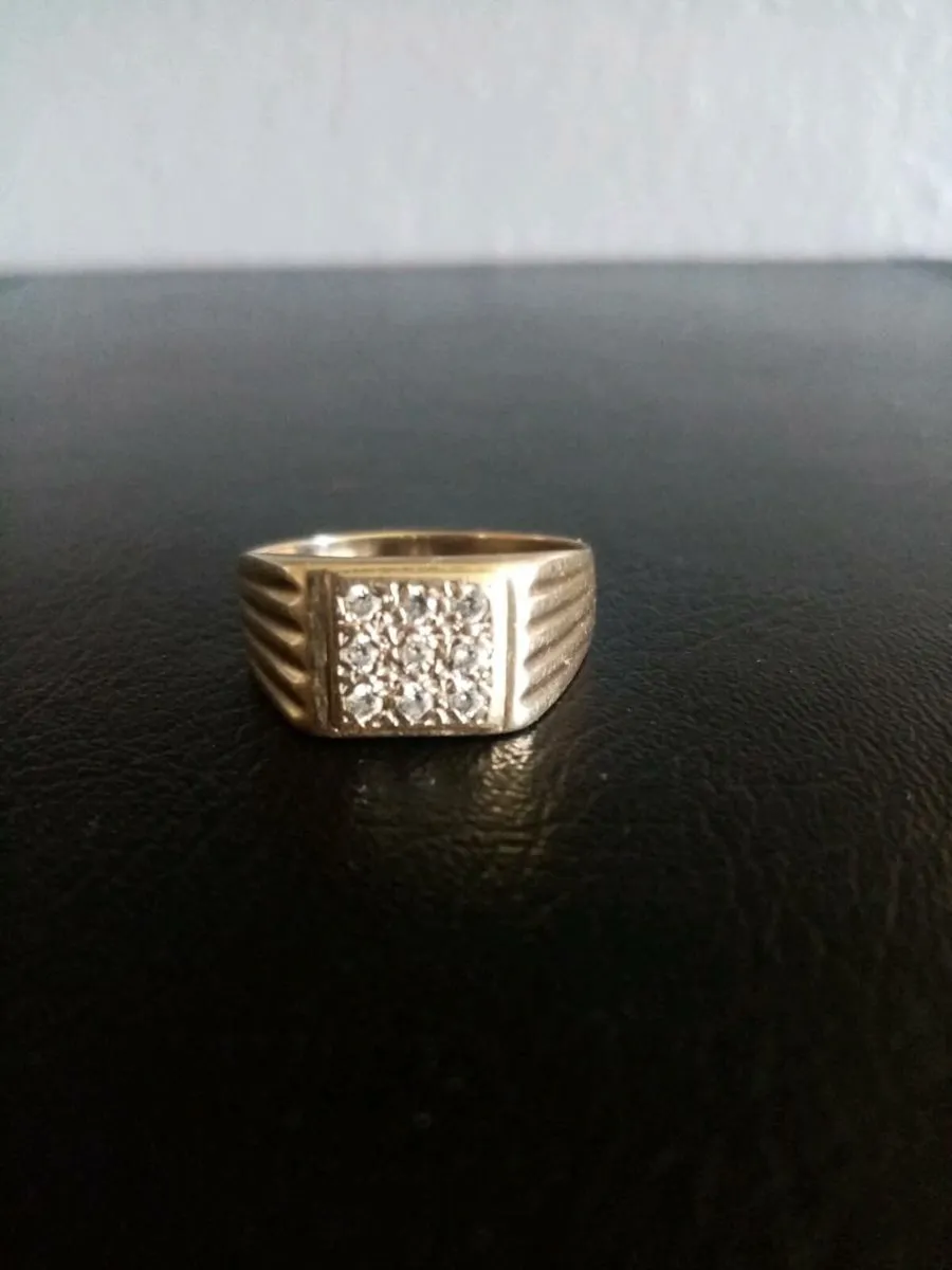 9ct Solid Gold Ring - Image 1