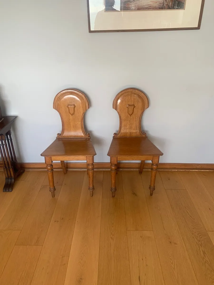 A pair of beautiful 20th century oak hall chairs - Image 1