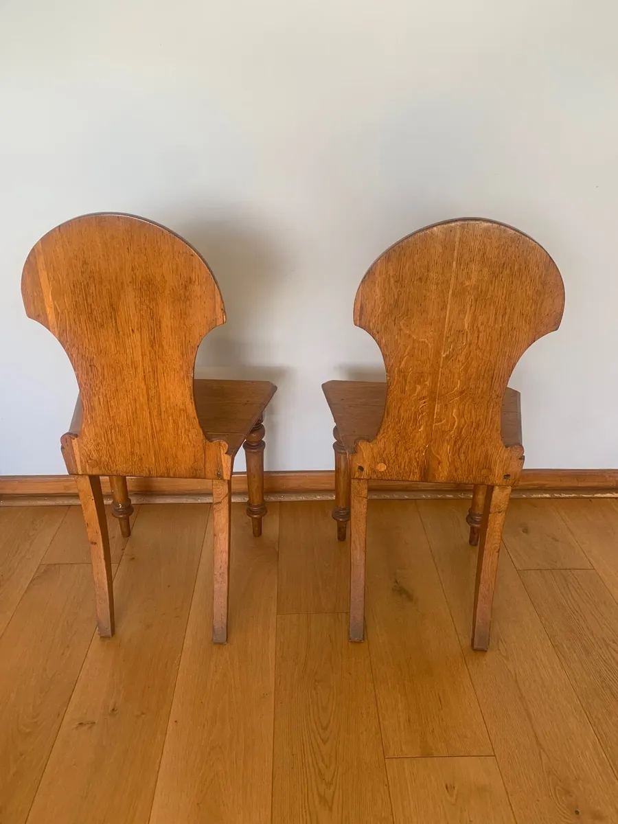 A pair of beautiful 20th century oak hall chairs - Image 2