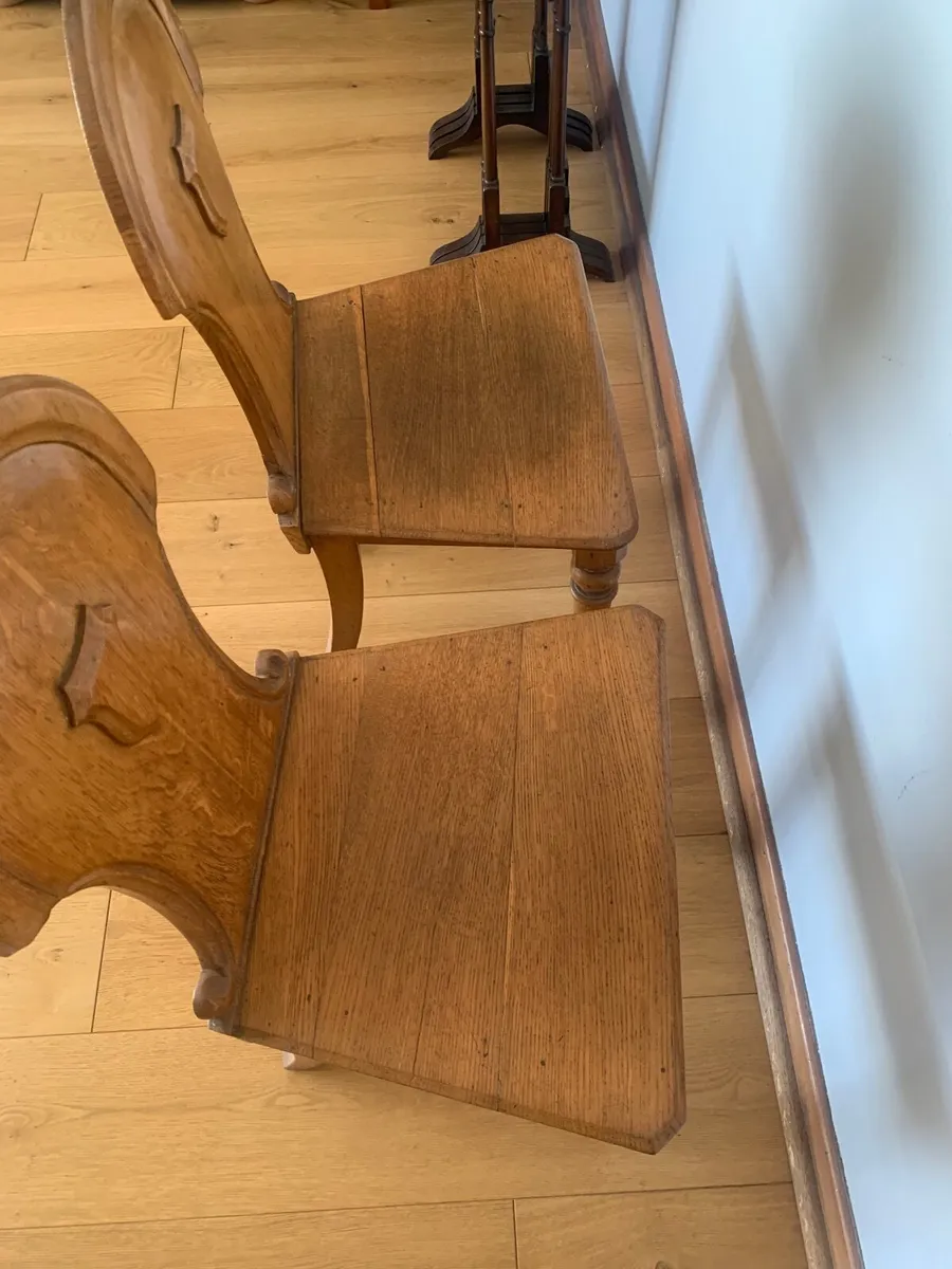 A pair of beautiful 20th century oak hall chairs - Image 3