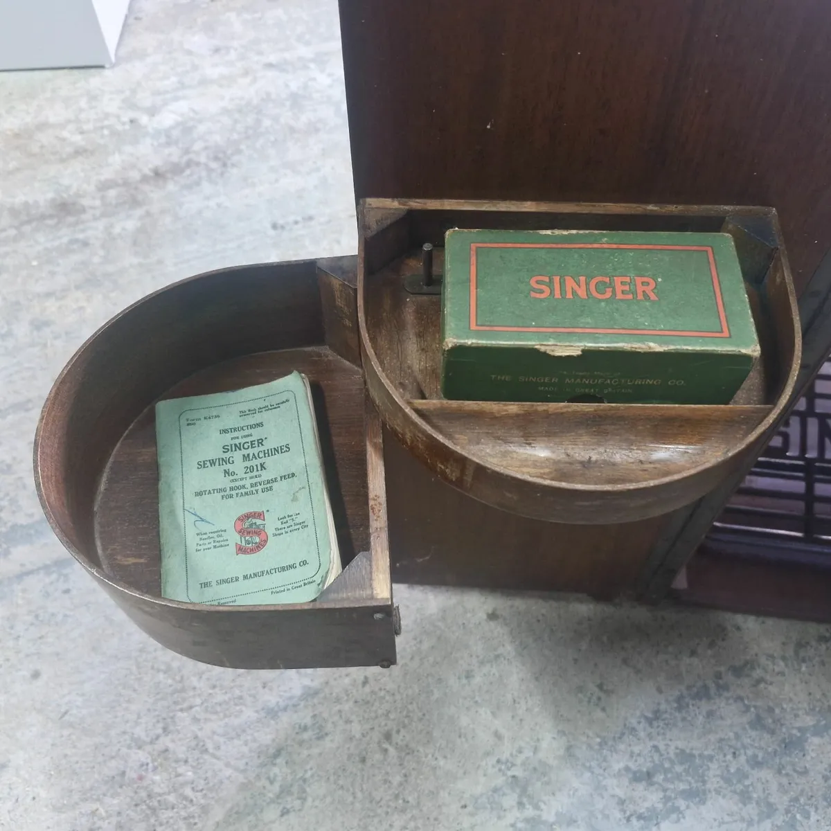 Singer sewing Machine - Image 4