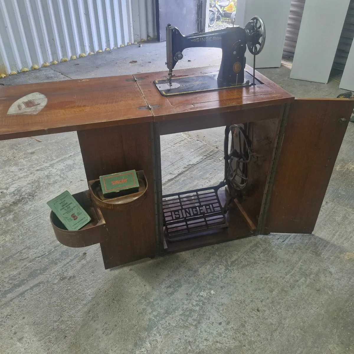 Singer sewing Machine - Image 1