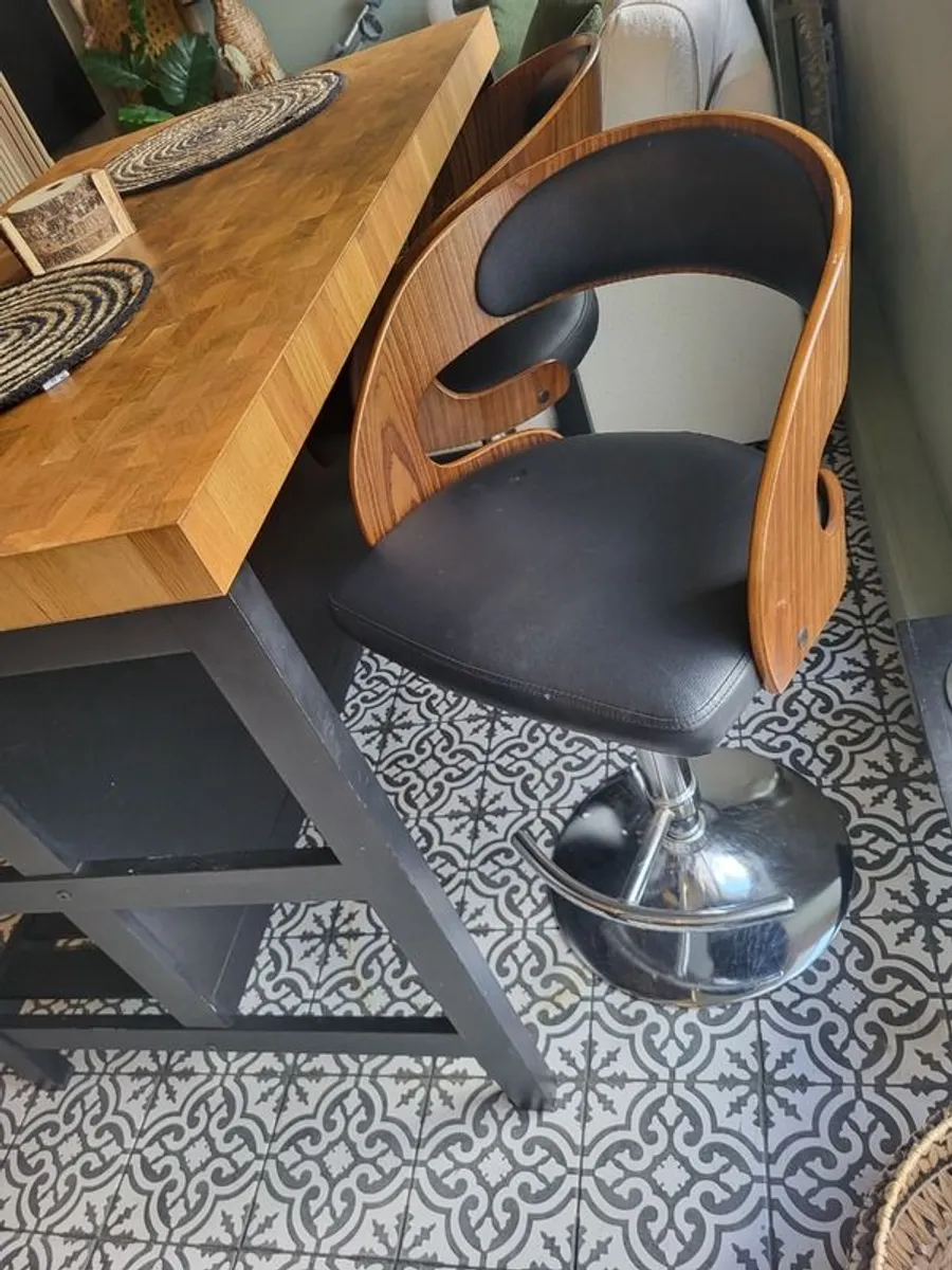 Large kitchen island with 2 stools - Image 1