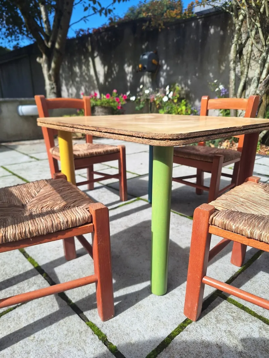 Kids play table and chairs - Image 2