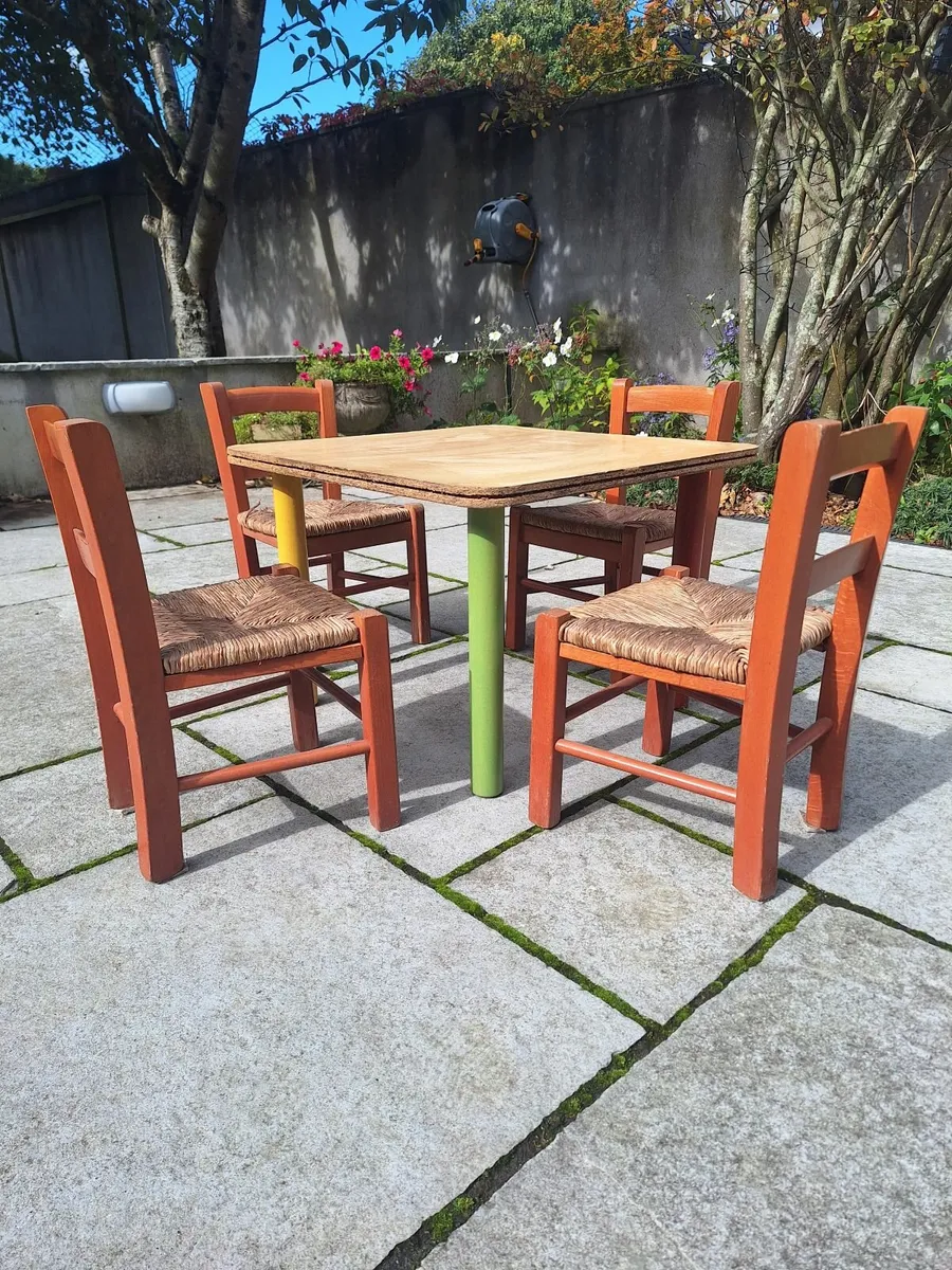 Kids play table and chairs - Image 1