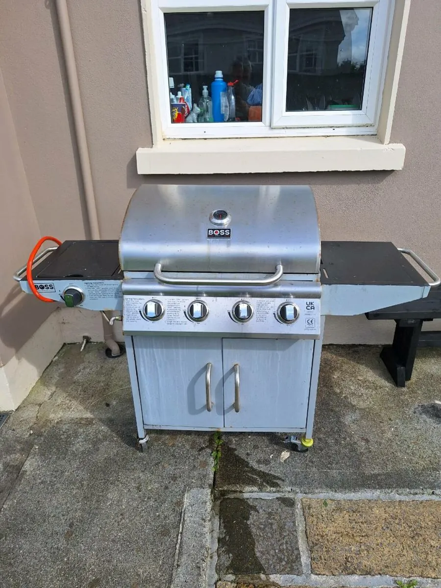 BOSS 4 BURNER PLUS 1 BBQ - Image 1