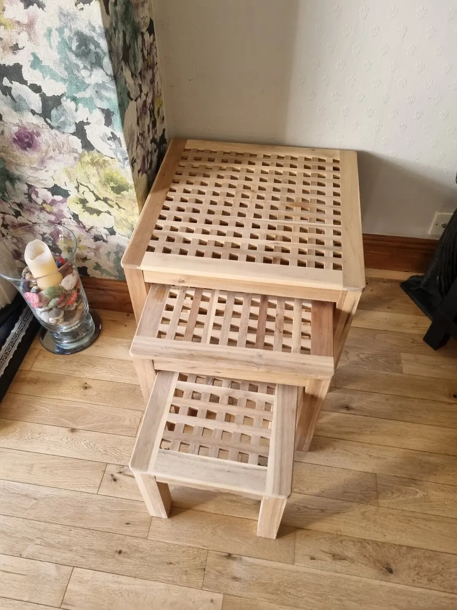 Nest of tables and leather recliner - Image 1