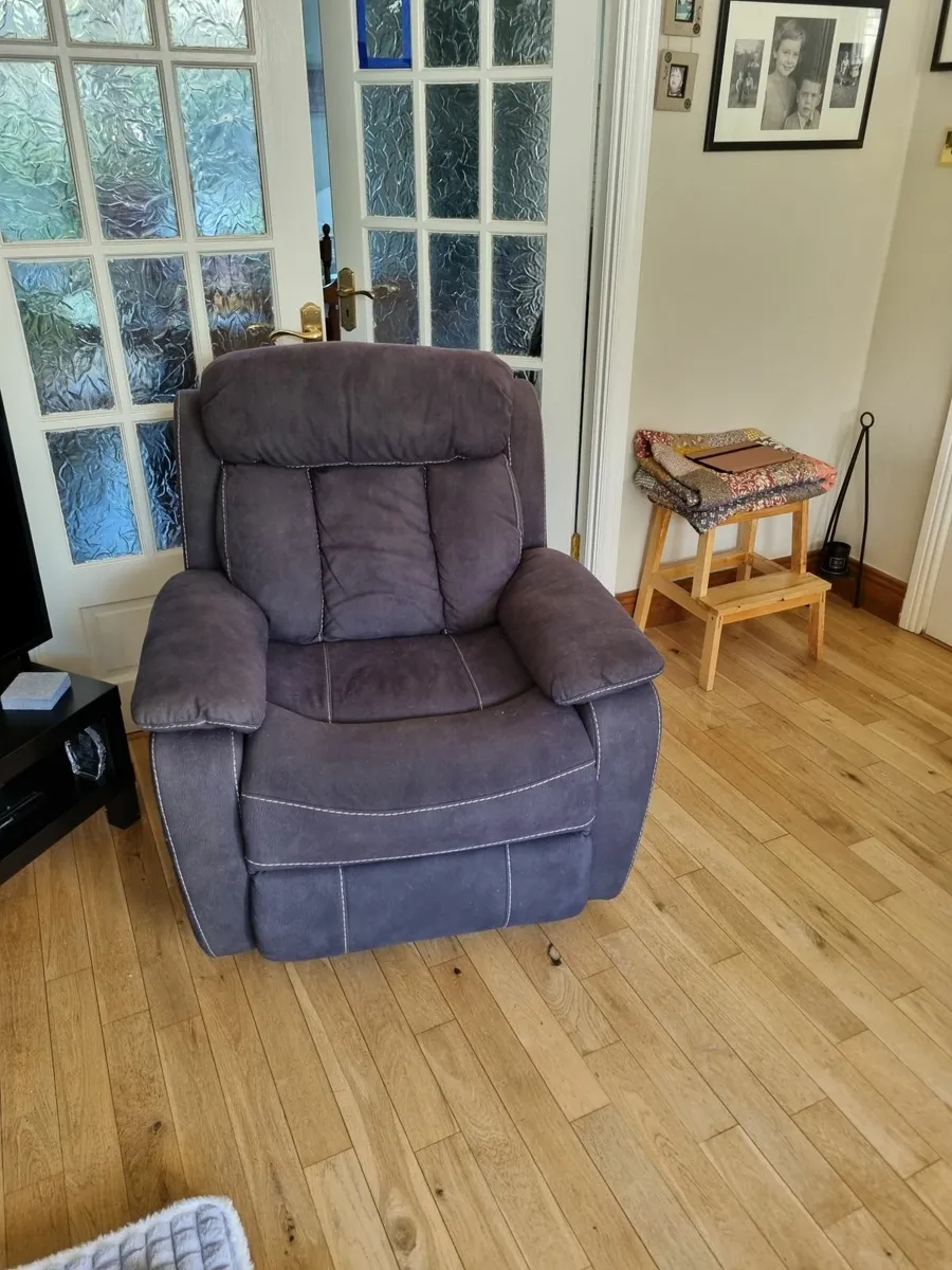 Nest of tables and leather recliner - Image 2