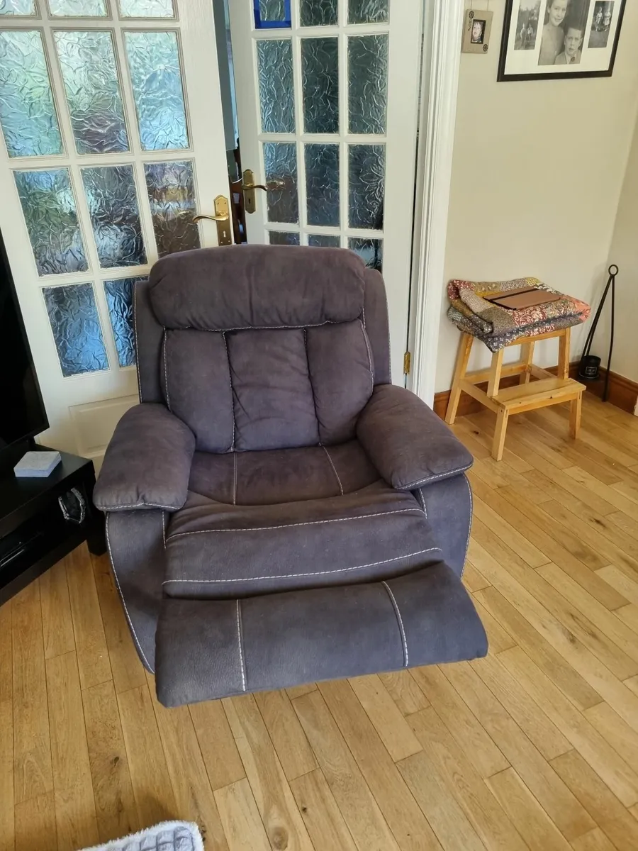 Nest of tables and leather recliner - Image 4