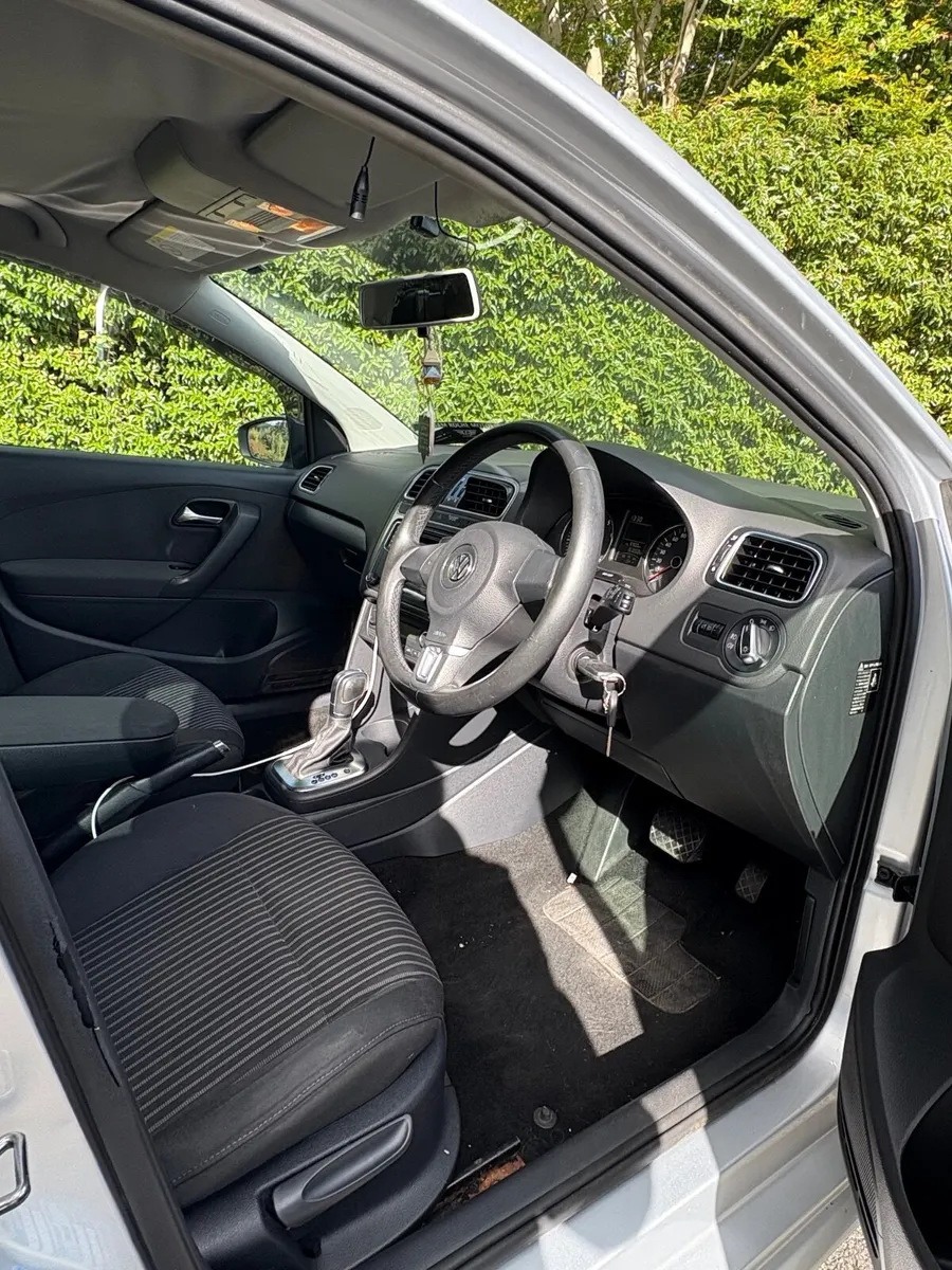 Volkswagen Polo 2011 AUTOMATIC - Image 4