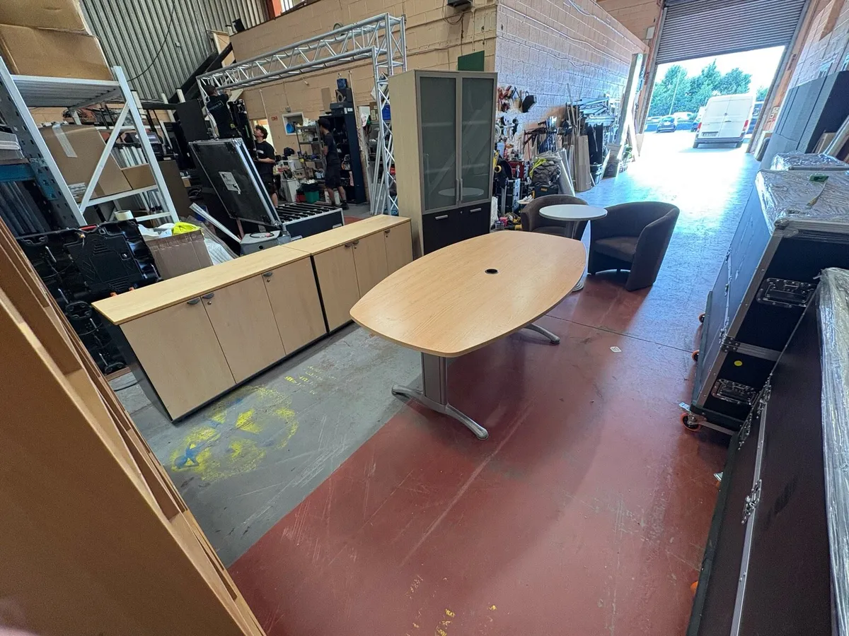 Medium size board room table - Image 3