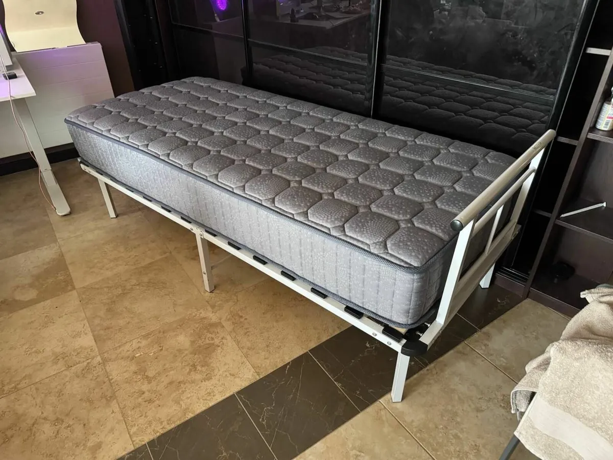 Single bed - Image 1