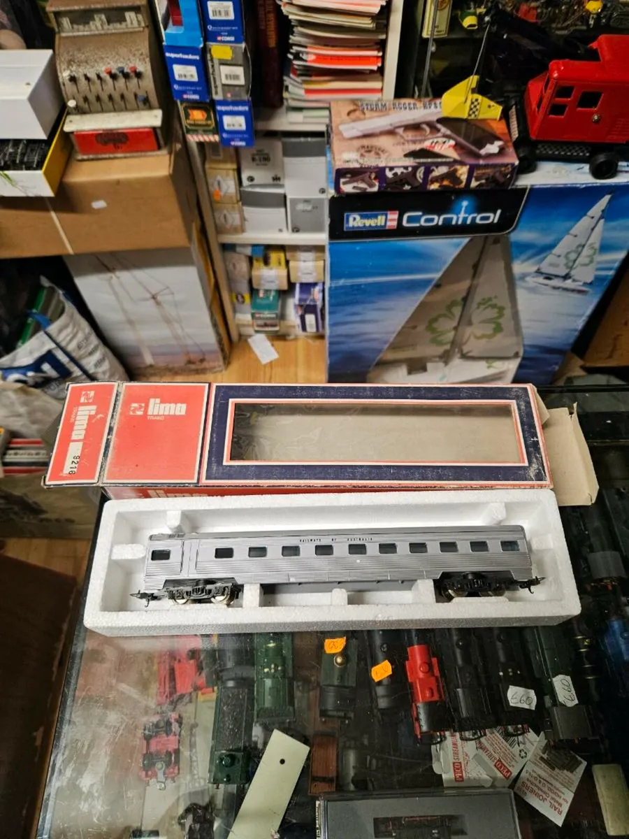 Hornby Lima HO Scale Carraige