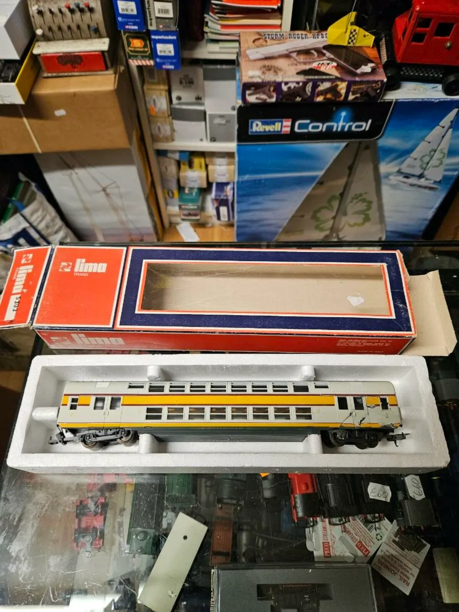 Hornby Lima HO Scale Carraige - Image 1
