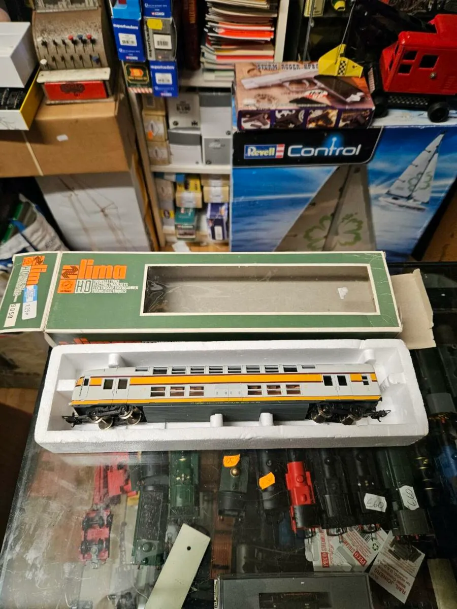 Hornby Lima HO Scale Carraige - Image 1