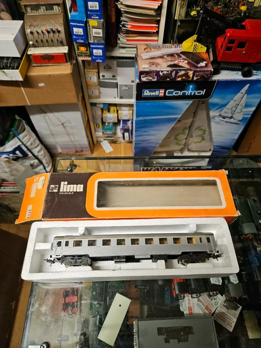 Hornby Lima HO Scale Carraige