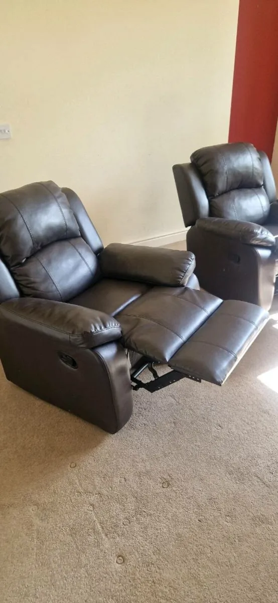 2 recliner chairs - Image 1