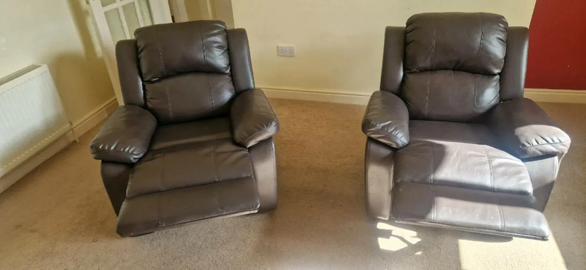 2 recliner chairs - Image 2