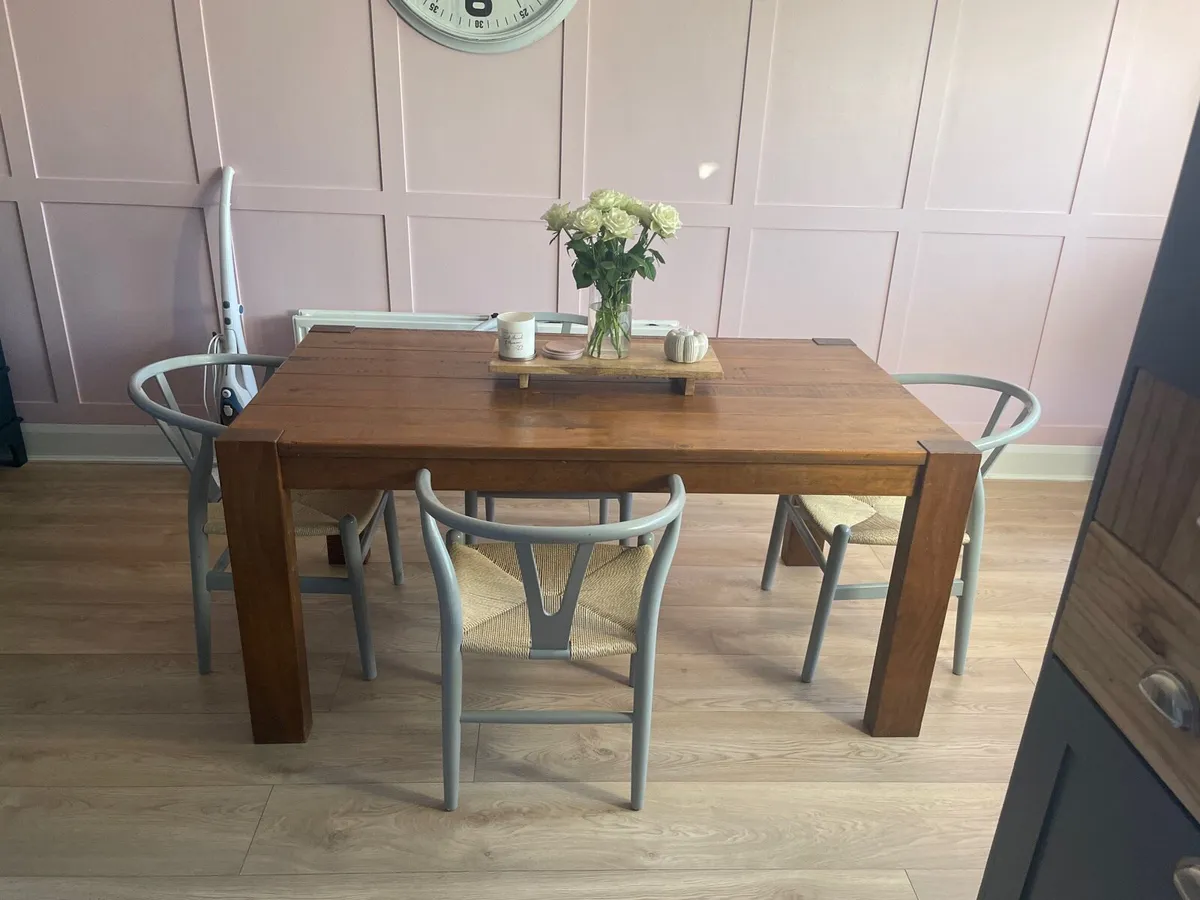 Table and chairs - Image 2