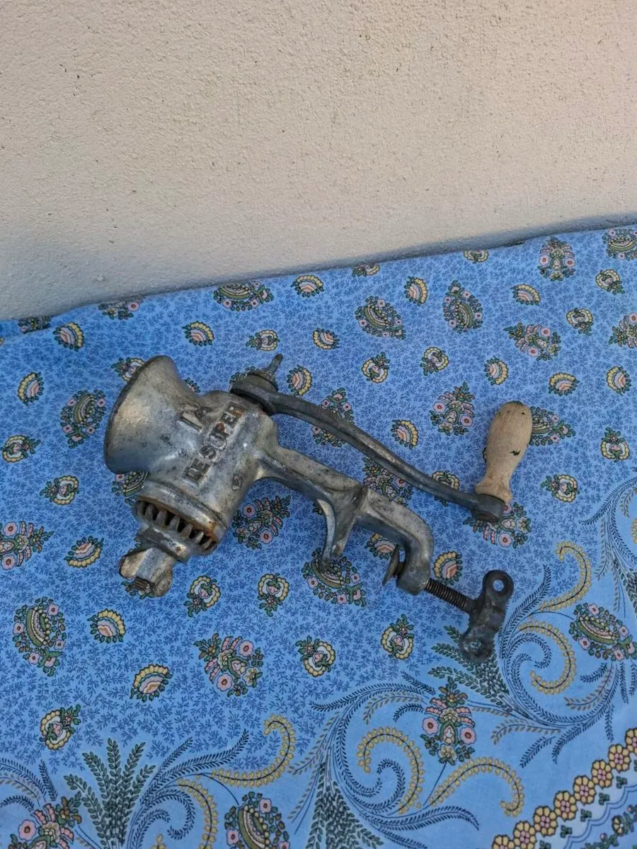 Complete manual meat grinder