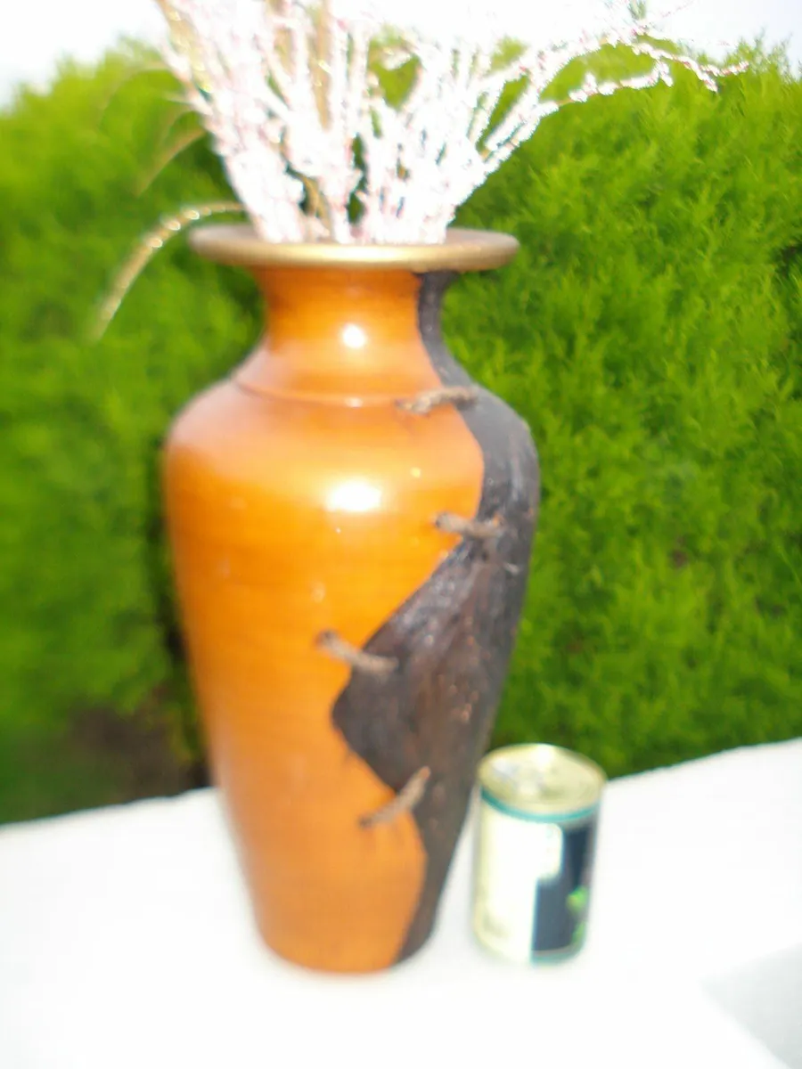 LARGE TERRACOTTA VASE WITH TRIMMINGS. - Image 2