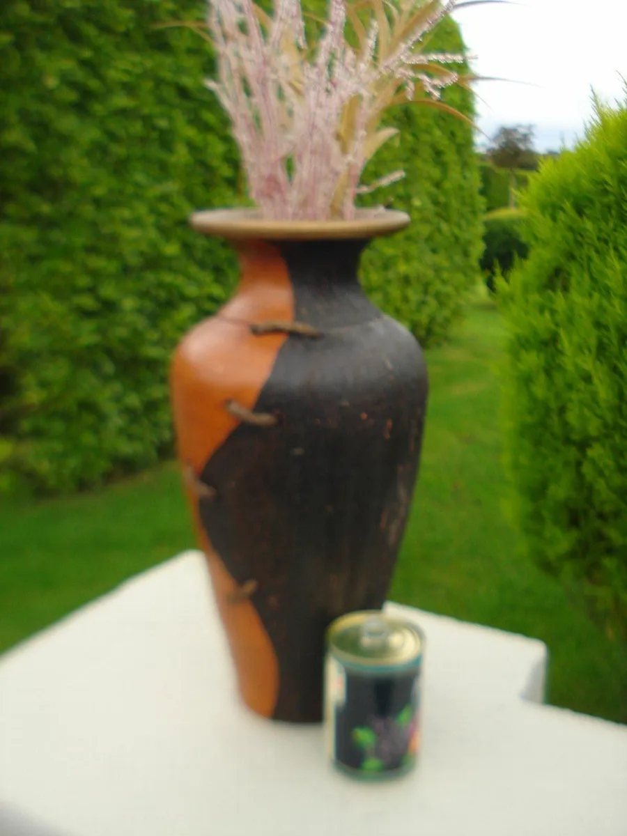 LARGE TERRACOTTA VASE WITH TRIMMINGS. - Image 3