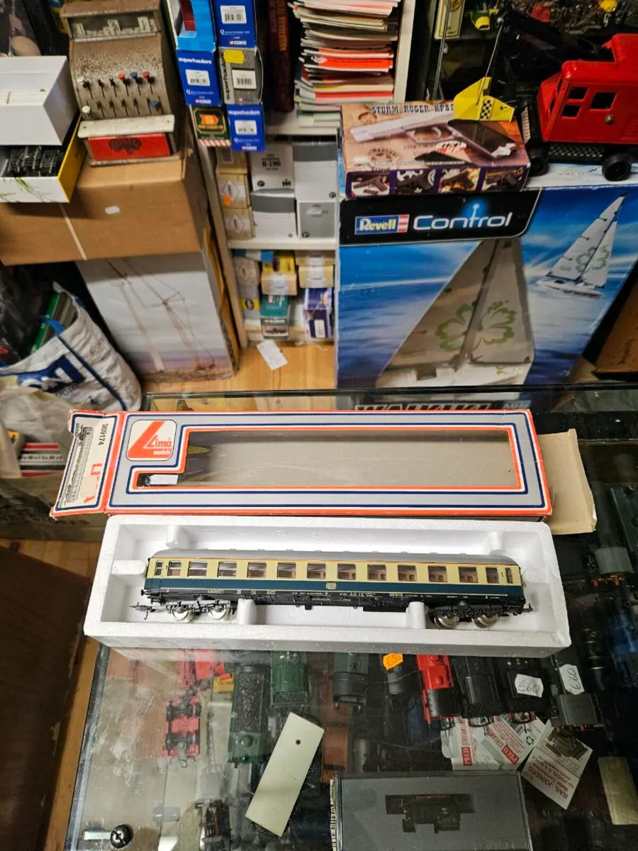 Hornby Lima HO Scale Carraige