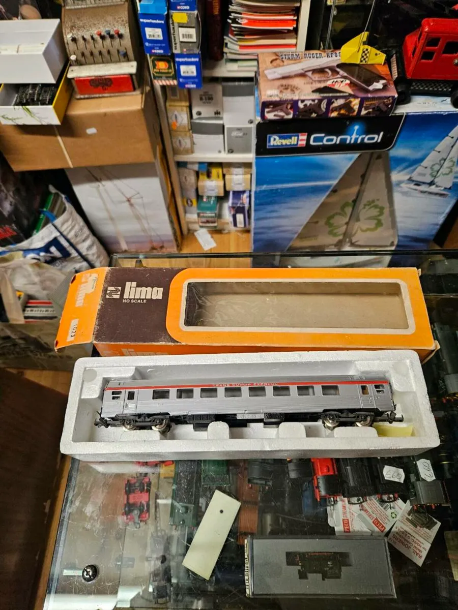 Hornby Lima HO Scale Carraige